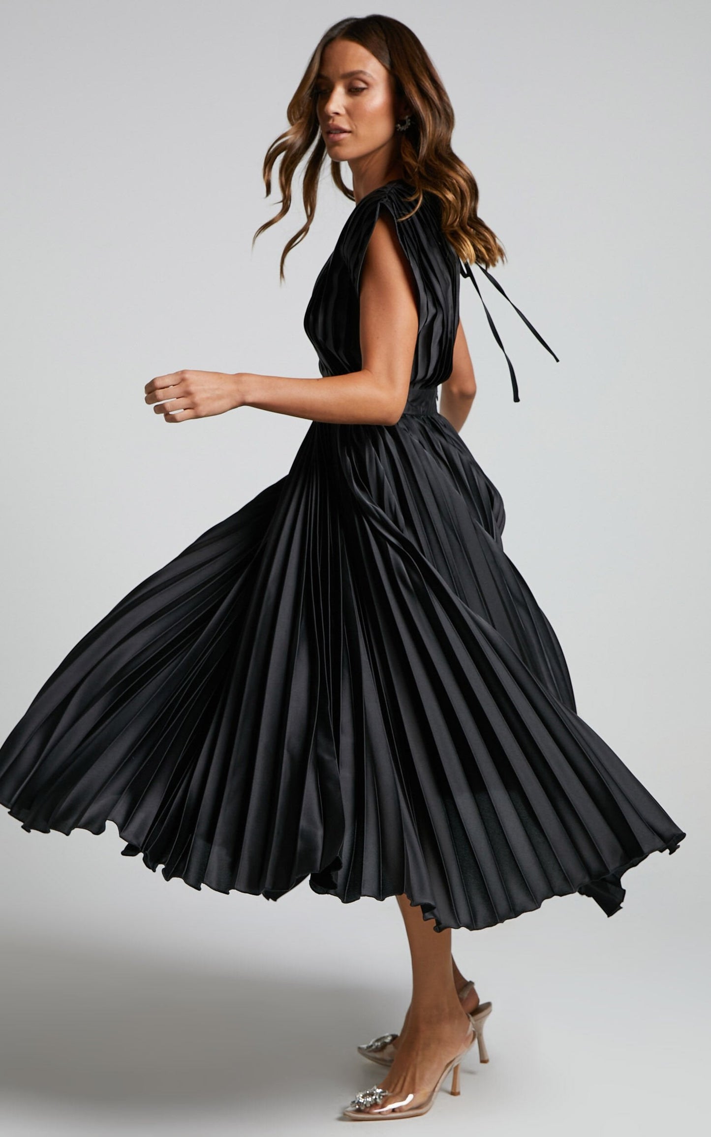 MADISYN - FLOWY V-NECK PLEATED SKIRT DRESS
